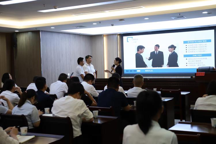 酒店转型礼仪培训师并为国投讲课圆满完成